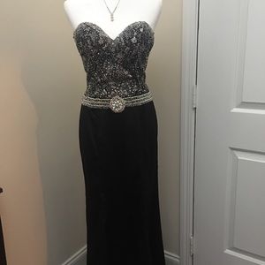 Beautiful hand-beaded formal gown. Excellent cond
